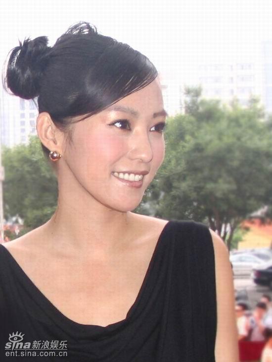 图文：庆香港回归晚会红毯--郝蕾笑容灿烂