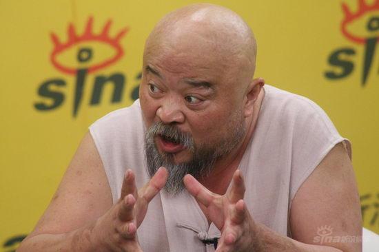 图文：《大话股神》聊天--李琦用手比划很形象