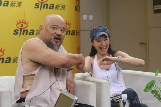 图文：《大话股神》聊天--李琦倪虹洁拉手大笑