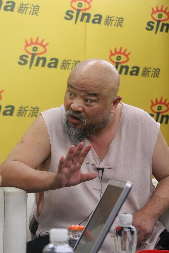 图文：《大话股神》聊天--李琦向主持人摊手掌