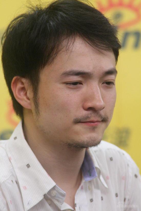 图文:《大话股神》聊天--喻恩泰思考表情独特
