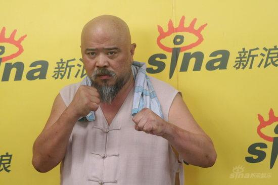 图文：《大话股神》聊天--李琦摆出拳王造型