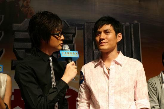 图文：《变形金刚》北京首映-严宽接受迟帅访问