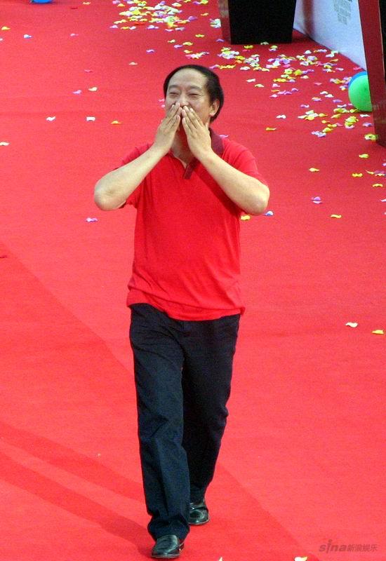 图文：动物与自然电影周开幕--牛群送上飞吻