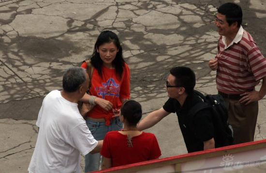 图文：《梅兰芳》低调开机--陈红与工作人员交流