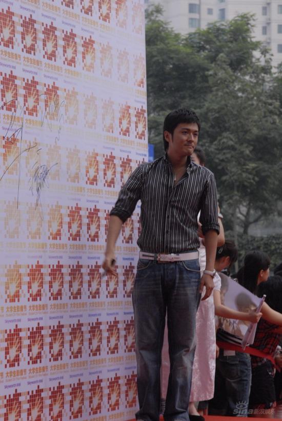 图文：大学生影像节星光大道--于小伟有男人气