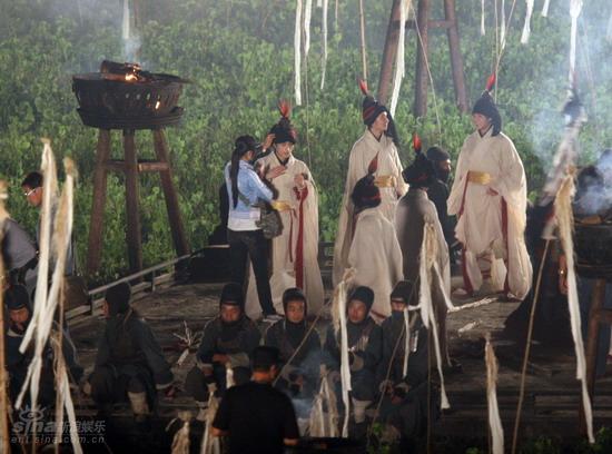 吴宇森指挥《赤壁》大阵仗 张丰毅拜神出征【图】