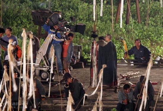 吴宇森指挥《赤壁》大阵仗 张丰毅拜神出征【图】