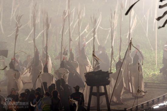 吴宇森指挥《赤壁》大阵仗 张丰毅拜神出征【图】