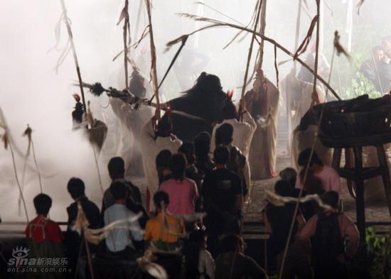 吴宇森指挥《赤壁》大阵仗 张丰毅拜神出征【图】