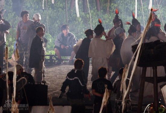 吴宇森指挥《赤壁》大阵仗 张丰毅拜神出征【图】