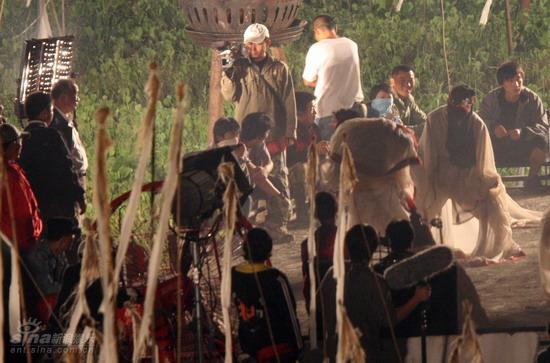 吴宇森指挥《赤壁》大阵仗 张丰毅拜神出征【图】