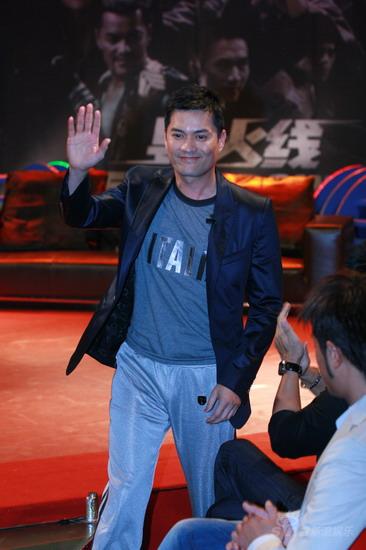 图文：《导火线》首映发布会-吕良伟挥手打招呼