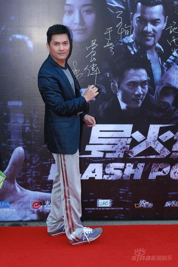 图文：《导火线》首映红毯--吕良伟风采依旧