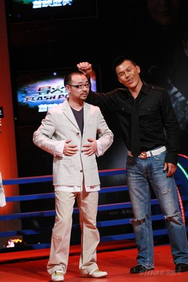 图文：《导火线》首映--行宇和刘仪伟开玩笑
