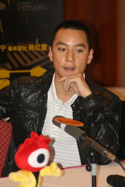 图文:《天堂口》主创聊天 吴彦祖笑谈练普通话