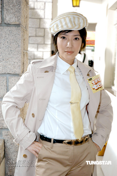 图文:《七擒七纵七色狼》--关宝慧帅气装扮