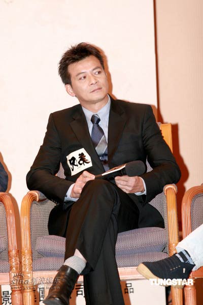 图文：电影《兄弟》关机--黄日华表情凝重