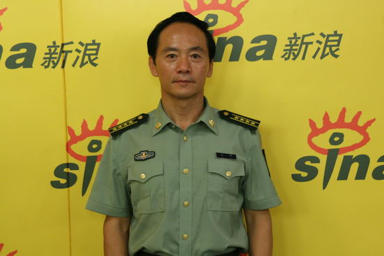 图文:《夜袭》主创聊天--导演安澜表情严肃