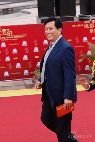 图文：第12届华表奖红毯--唐国强西装革履