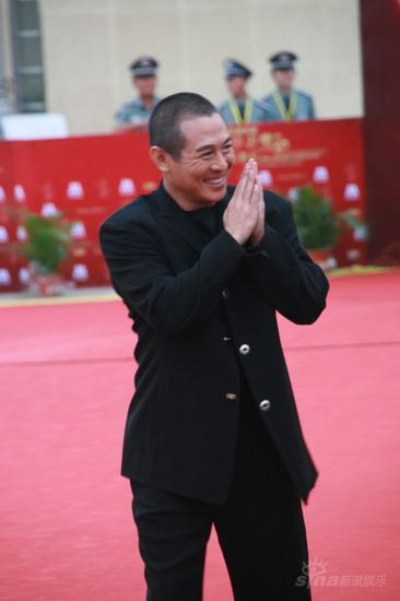 图文:第12届华表奖红毯--李连杰双手作揖