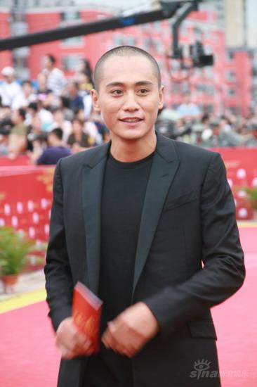 图文：第12届华表奖红毯--刘烨光头造型