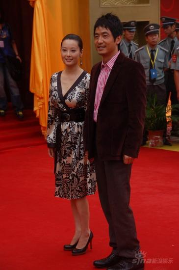 图文：第12届华表奖红毯--袁立与郭晓冬结伴