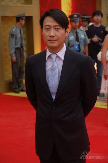 图文:第12届华表奖红毯--黎明西装笔挺