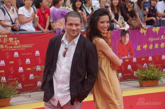 图文:第12届华表奖红毯--伍仕贤龚蓓苾夫妇
