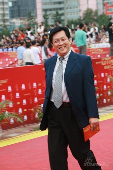 图文：第12届华表奖红毯--唐国强满面春风