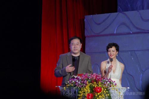 图文:英达陶红担任华表奖最佳男主角开奖嘉宾