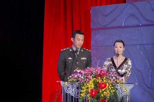 图文：第12届华表奖颁奖袁立侯勇颁最佳编剧奖