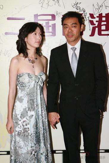 图文：金紫荆颁奖--刘青云携夫人亮相轻吐舌头