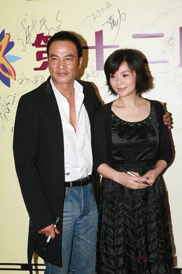图文：金紫荆颁奖红毯--任达华与陈玉莲亲密亮相