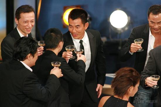 图文：金紫荆颁奖酒会--任贤齐与好友畅饮