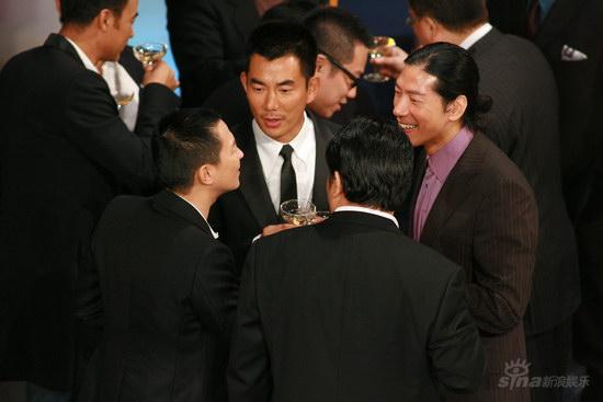 图文：金紫荆颁奖酒会--任贤齐黎耀扬相谈甚欢