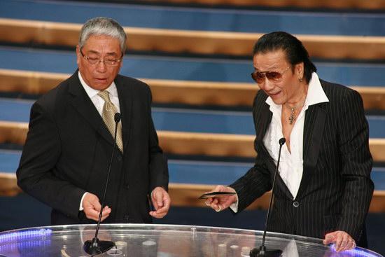 图文:金紫荆颁奖现场--曾江和谢贤宣布获奖者