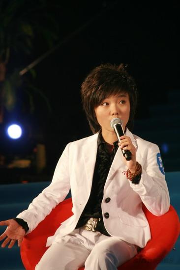 《飞行日志》首映成龙突吻许飞 黄渤表演成亮点