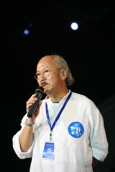 《飞行日志》首映成龙突吻许飞 黄渤表演成亮点