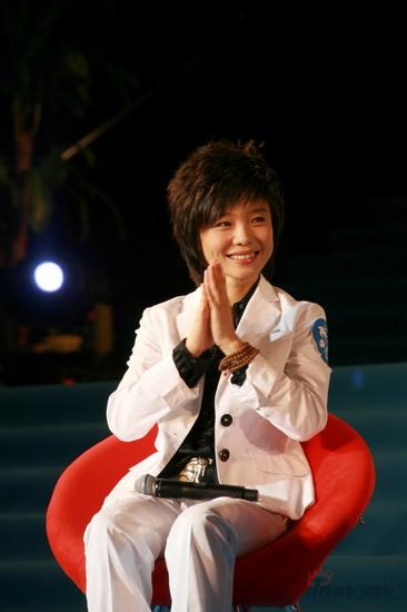 《飞行日志》首映成龙突吻许飞 黄渤表演成亮点