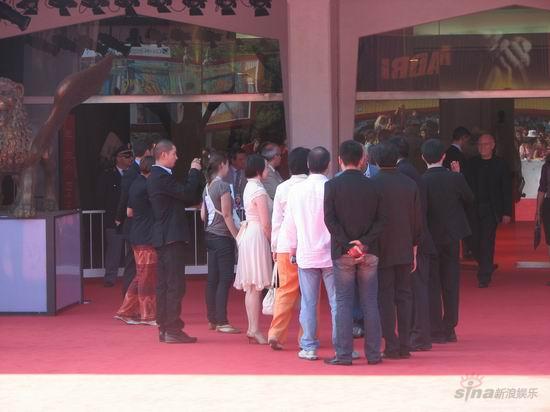 图文：《伞》首映--电影节主席马可穆勒出迎