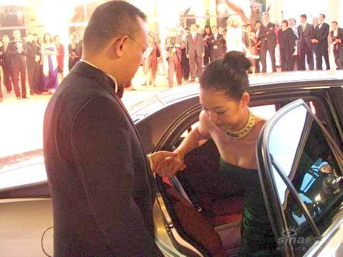 图文：《太阳照常升起》--姜文将周韵搀出轿车