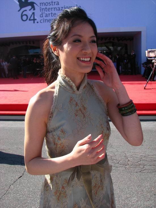 图文:《帮帮我爱神》首映--尹馨笑容灿烂