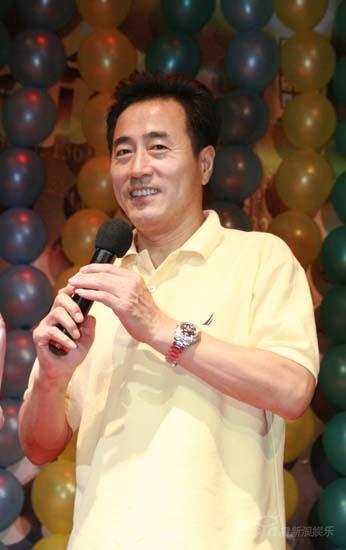 图文：主演杨立新回答媒体提问