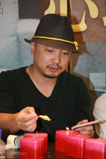 图文：《第三个人》发布会--徐峥点亮蜡烛