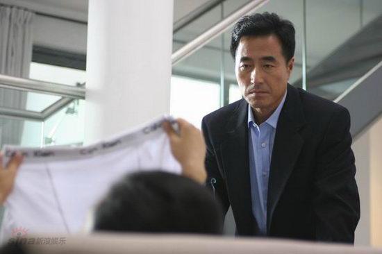 图文：《命运呼叫转移》拍摄花絮--杨立新表情无辜