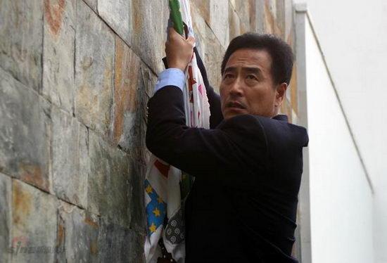 图文：《命运呼叫转移》拍摄花絮--杨立新爬墙