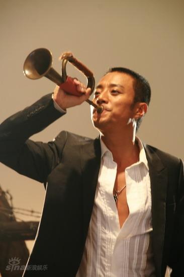 图文：冯小刚拍封面-张涵予吹号