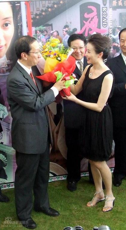图文:《 夜-明 》首映-吴越获赠鲜花_影音娱乐_新