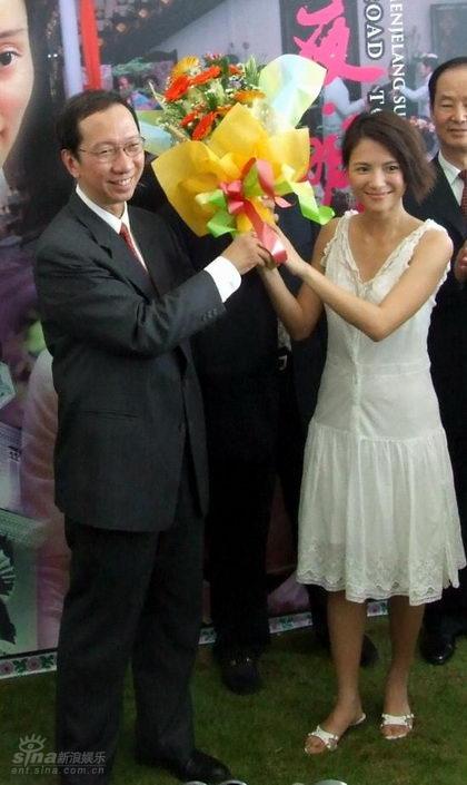 图文：《夜-明》首映-李心洁获赠鲜花